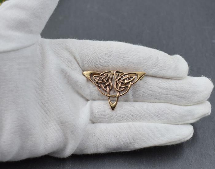 Keltische Brosche mit Triquetra aus Bronze auf der Hand